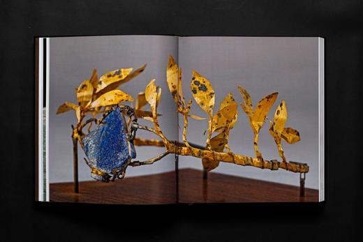 《攻金之工：早期东西文明交流中的金属艺术》（一函二册），清华大学艺术博物馆，平山郁夫丝绸之路美术馆 编，12开（28.5cmx24.2cm），958页，上海书画出版社2025年3月一版一印。 商品图2