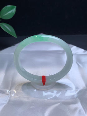 612443，52.4冰飘绿贵妃镯，尺寸9.9-6.2mm。温润细腻水润底妆清澈淡淡的晴绿底色，秀气十足