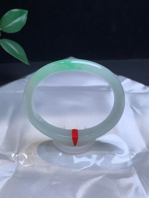 612443，52.4冰飘绿贵妃镯，尺寸9.9-6.2mm。温润细腻水润底妆清澈淡淡的晴绿底色，秀气十足 商品图0