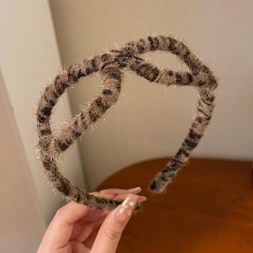 【豹纹眼镜发箍，复古百搭，高级时尚】秋冬豹纹眼镜发箍 复古毛毛高颅顶 百搭发卡高级感 时尚洋气洗脸头箍-QQ 商品图4