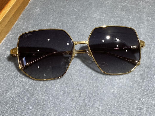 正品！！贸易公司渠道，卡地亚25款 新款墨镜 偏光太阳镜 男女都可以戴，原价1000➕美刀，四个色 商品图2