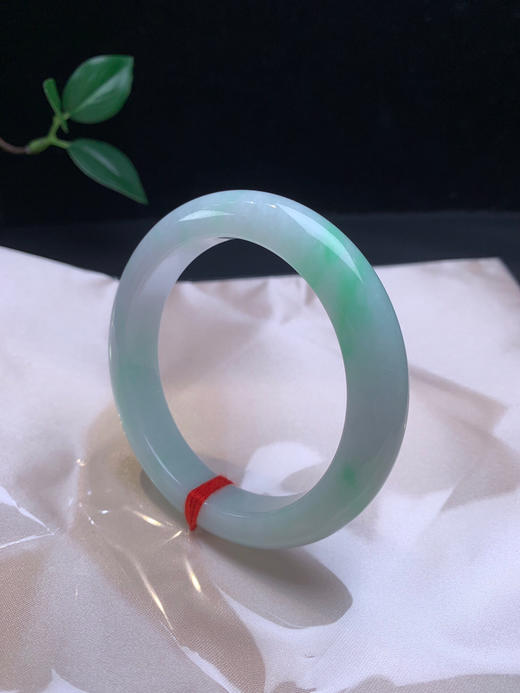 612445，56.9飘绿手镯，尺寸11.6-9.2mm。质地温润细腻果绿底干净清爽 商品图3