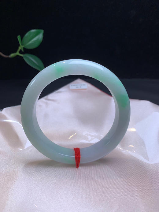 612445，56.9飘绿手镯，尺寸11.6-9.2mm。质地温润细腻果绿底干净清爽 商品图4