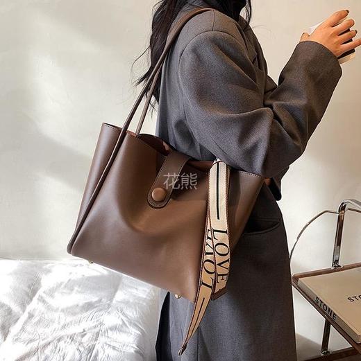 【日本プリンセィ小众ins风托特包SS213】买大包送小包 托特包包型，容量超级牛  实物皮料质感赞爆案Pu面料 防水!手机充电宝电脑、平板等物品都能放下哦!就连1000ml水杯也轻轻松松! 商品图4