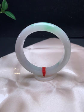 612447，52.1飘绿正圈手镯，尺寸12.4-8.2mm。飘绿底妆细腻清新干净白底青秀气完美