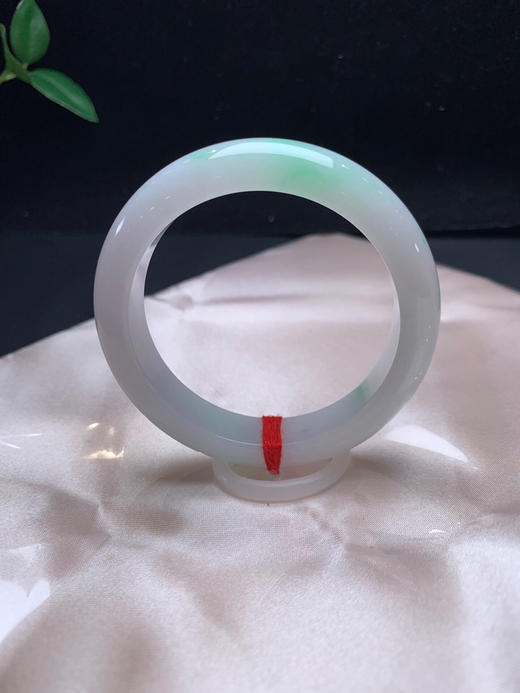 612447，52.1飘绿正圈手镯，尺寸12.4-8.2mm。飘绿底妆细腻清新干净白底青秀气完美 商品图0