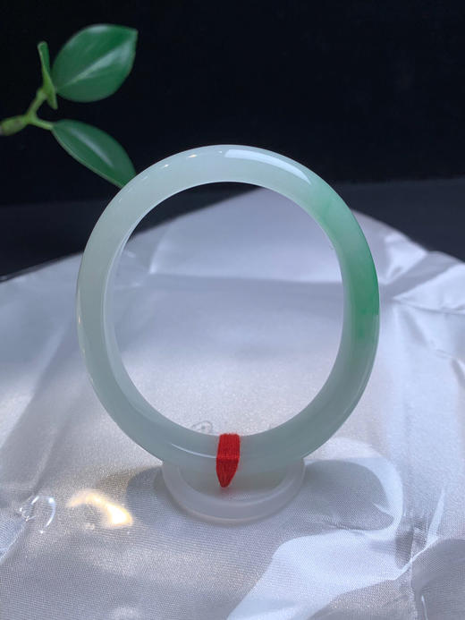 612443，52.4冰飘绿贵妃镯，尺寸9.9-6.2mm。温润细腻水润底妆清澈淡淡的晴绿底色，秀气十足 商品图3