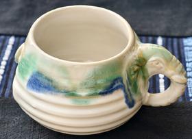 三彩艺术象把屁屁杯-华宁陶