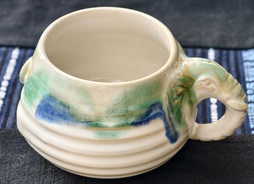 三彩艺术象把屁屁杯-华宁陶 商品图0