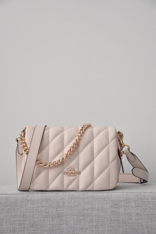 Coach蔻驰的包包设计越发有自己的风格。尤其是今天这款QuinnBag链条包（SS） 商品图3
