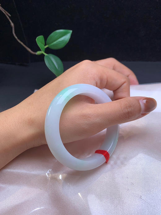 612447，52.1飘绿正圈手镯，尺寸12.4-8.2mm。飘绿底妆细腻清新干净白底青秀气完美 商品图5