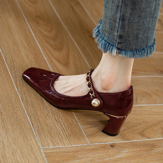 【预售5天】酒红色单鞋女粗跟真皮法式复古链条褶皱亮漆皮方头一字带玛丽珍鞋DMJFG&9267F 商品图0