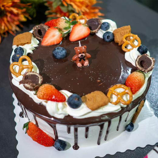 8寸巧克力小熊维尼蛋糕（巧克力蛋糕底、焦糖奶油+奥利奥夹心，乳脂奶油） 商品图0