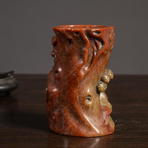 清 寿山石雕松树纹随形笔筒 商品图1