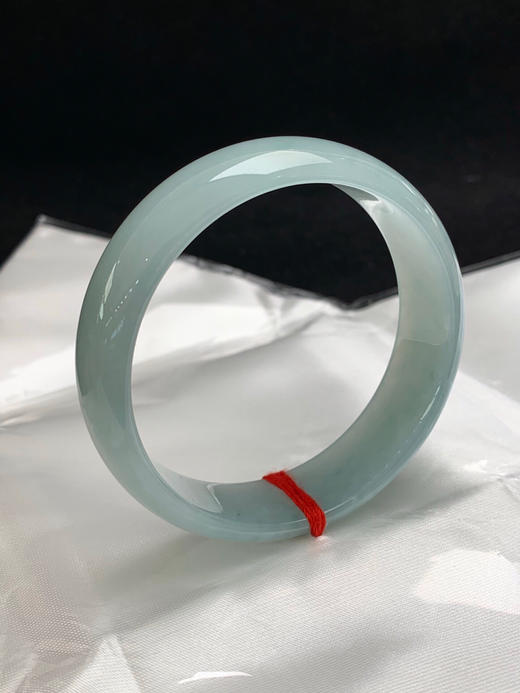 612450，57.5圈口，宽版冰晴正圈平安镯晴蓝底色飘一点淡色花，种水好完美无裂 商品图1