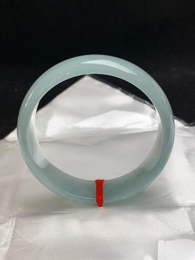 612450，57.5圈口，宽版冰晴正圈平安镯晴蓝底色飘一点淡色花，种水好完美无裂