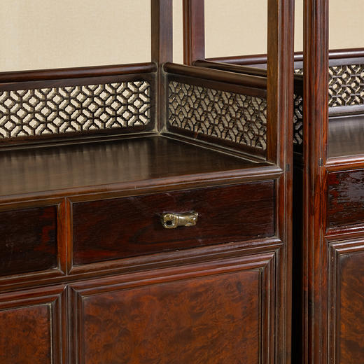 清 红木镶瘿木海棠围栏双层亮格柜（一对） 商品图1