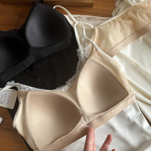 官网899！华歌er同款莫代尔真丝棉混纺吊带背心女蕾丝边带胸垫文胸内搭一体打底可外穿 商品图5