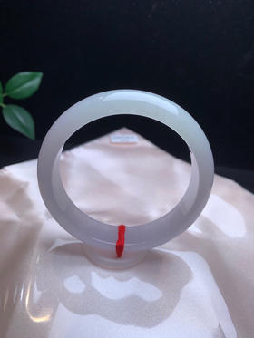 612442，57.3春带彩手镯，尺寸14.4-7.4mm。温润细腻，淡淡紫罗兰和淡绿化开，不经意间的惊艳