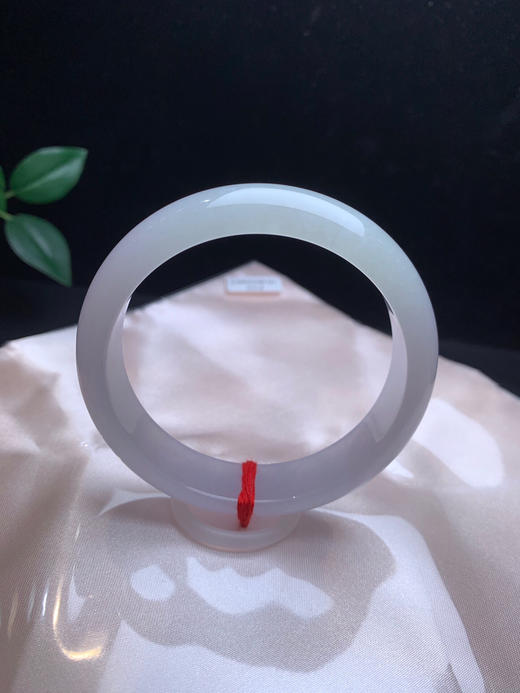 612442，57.3春带彩手镯，尺寸14.4-7.4mm。温润细腻，淡淡紫罗兰和淡绿化开，不经意间的惊艳 商品图0