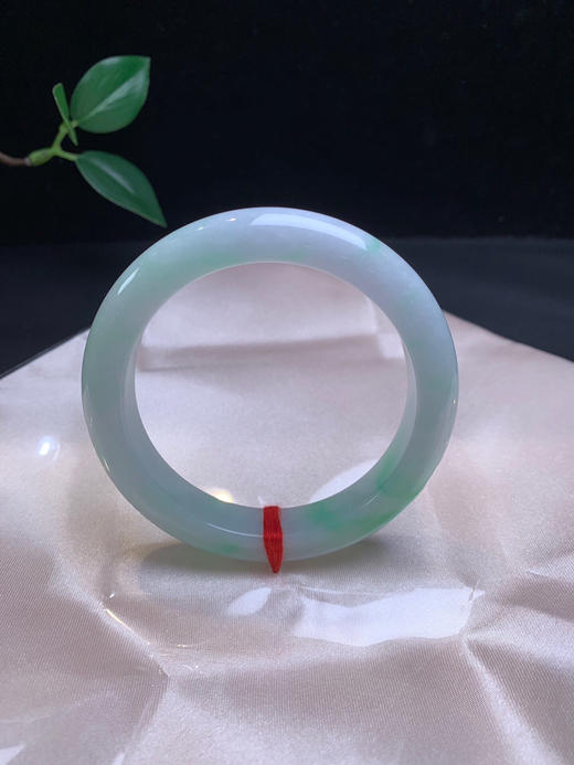 612445，56.9飘绿手镯，尺寸11.6-9.2mm。质地温润细腻果绿底干净清爽 商品图2