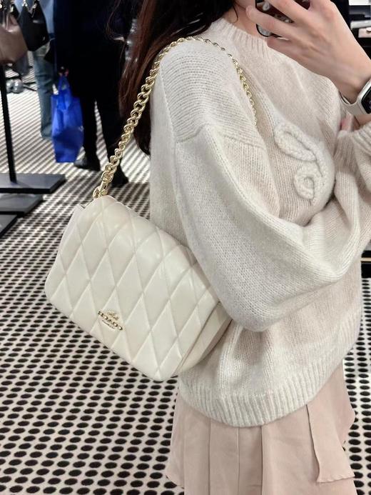 Coach蔻驰的包包设计越发有自己的风格。尤其是今天这款QuinnBag链条包（SS） 商品图4