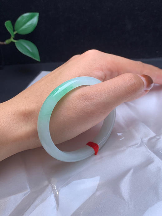 612443，52.4冰飘绿贵妃镯，尺寸9.9-6.2mm。温润细腻水润底妆清澈淡淡的晴绿底色，秀气十足 商品图5