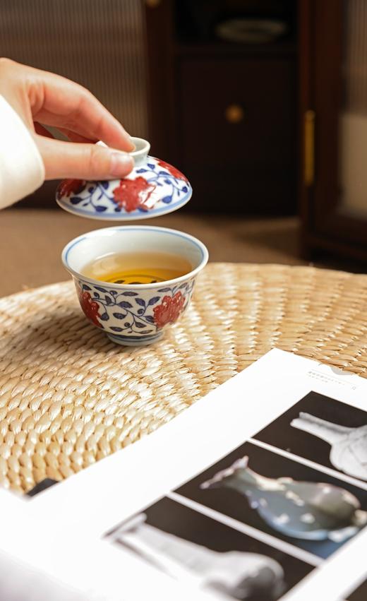 【怀宣临古】青花釉里红缠枝莲元宝 盖碗+釉里红缠枝莲铃铛杯 商品图3