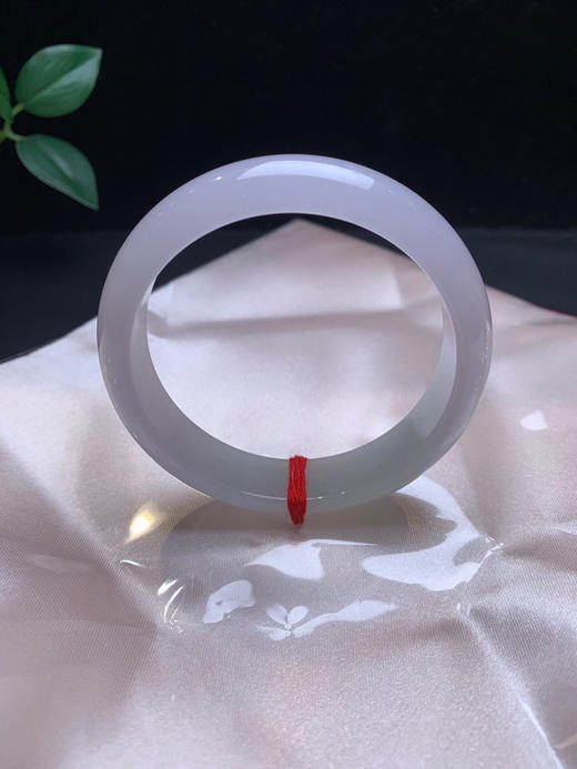 612442，57.3春带彩手镯，尺寸14.4-7.4mm。温润细腻，淡淡紫罗兰和淡绿化开，不经意间的惊艳 商品图4