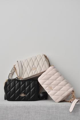 Coach蔻驰的包包设计越发有自己的风格。尤其是今天这款QuinnBag链条包（SS）