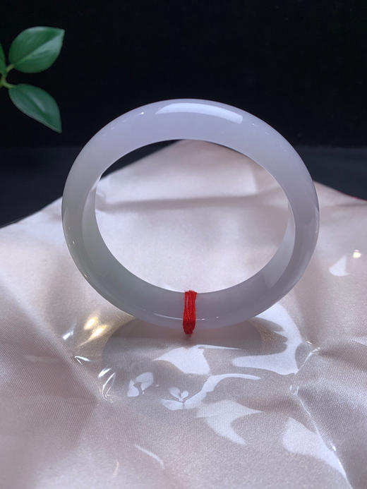 612442，57.3春带彩手镯，尺寸14.4-7.4mm。温润细腻，淡淡紫罗兰和淡绿化开，不经意间的惊艳 商品图3