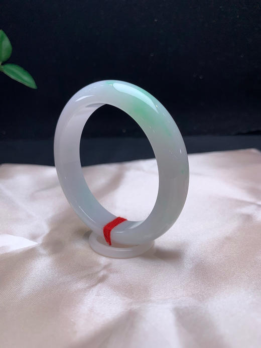612447，52.1飘绿正圈手镯，尺寸12.4-8.2mm。飘绿底妆细腻清新干净白底青秀气完美 商品图3