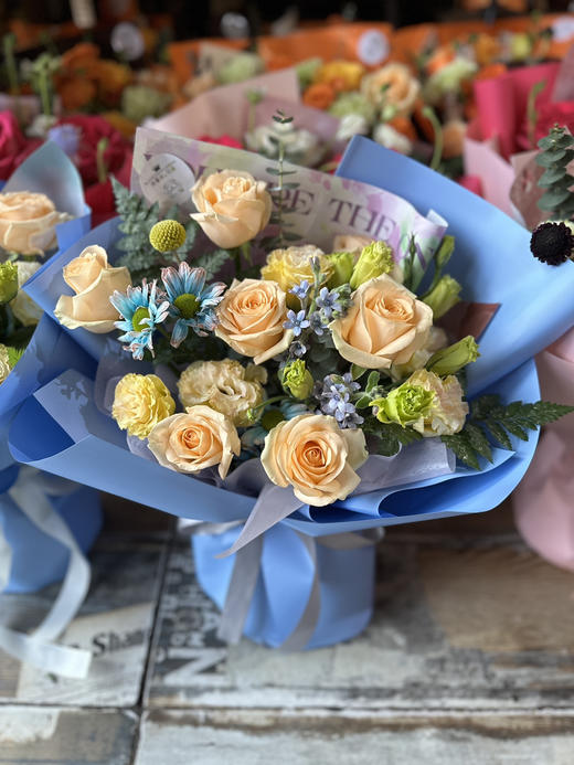 香槟玫瑰加蓝星花 插花泥花束 商品图0