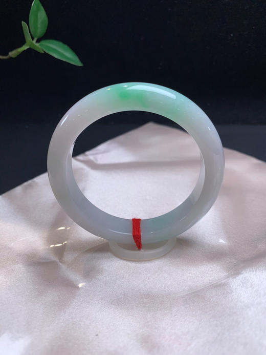 612446，54.5飘绿宽版手镯，尺寸11.5-8.5mm。底妆细腻清新淡雅白底青润润的整体均匀 商品图0