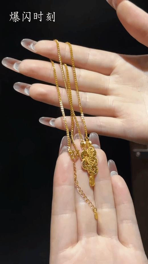 【钱途闪亮招财纳福CNC微雕K金项链】香港周六福黄金钻石首饰集团 “炸街款“圆润坨坨金!精致五帝钱!噂嘟吼吼看 采用精致鱼鳞工艺，熠熠生辉兴象征着事业如日中天，生活幸福美满 商品图1