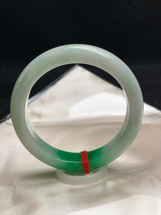 612457，54.7圈口，细糯飘辣绿正圈平安镯，淡绿底色，飘辣绿 商品图3