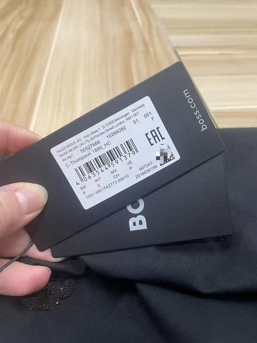 外贸原单正品HUGO BOSS字母烫珠案圆领套头短袖T恤，男款，黑色，S-XXL尺码齐全。全新带吊牌，丝光棉材质，舒适透气。印花设计独特，时尚百搭。 商品图4