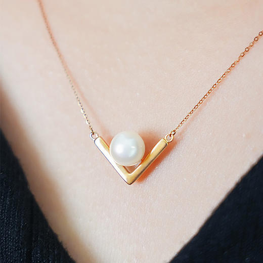 【现货】18K金珍珠项链V形设计款锁骨链【尺寸7.5mm】  【一物一证书】 商品图1