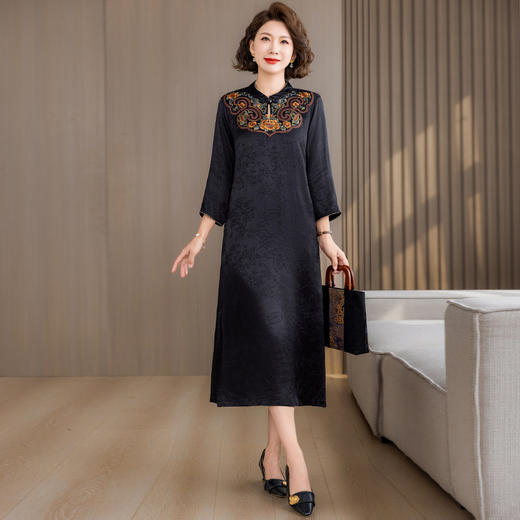 SJ9509 2025春夏新款民族风立领刺绣提花连衣裙中年女装复古大码宽松长裙 商品图1