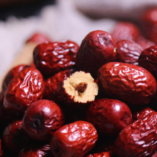 【新疆有机灰枣】昆仑山雪水灌溉，产地选取新疆北纬36°，有机农场 +无污染！树上自然吊干红枣 原生态 肉厚核小500g袋 商品图2