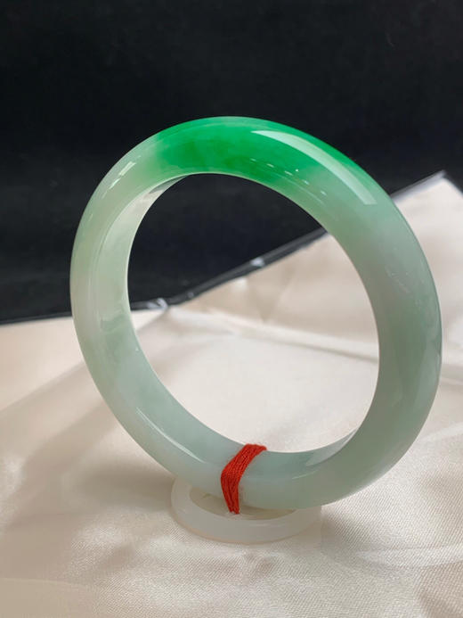 612457，54.7圈口，细糯飘辣绿正圈平安镯，淡绿底色，飘辣绿 商品图2