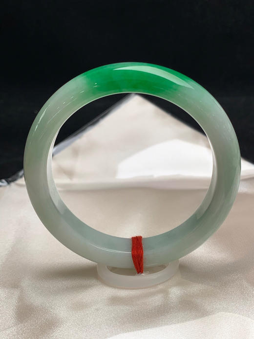 612457，54.7圈口，细糯飘辣绿正圈平安镯，淡绿底色，飘辣绿 商品图0