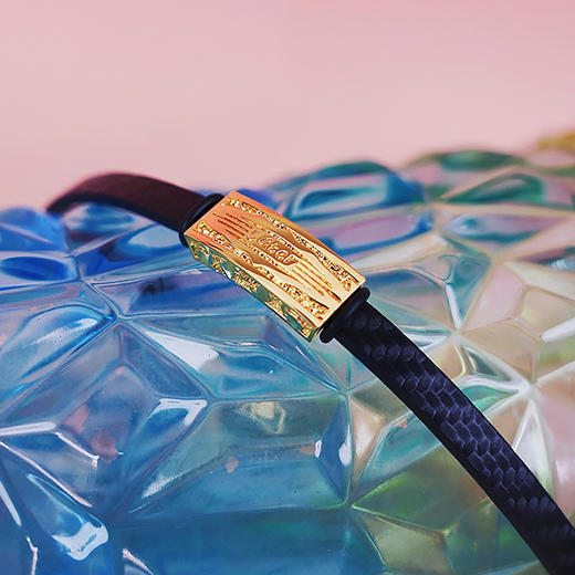 【现货】  足金999 5D工艺 宽面英文标手链男女同款配黑色皮绳【金重约2.59g】  【一物一广州省检标签】 商品图2