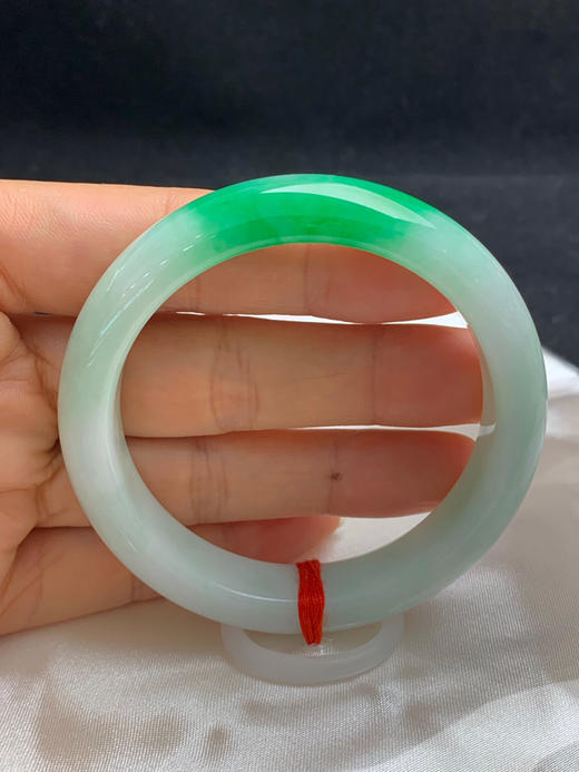 612457，54.7圈口，细糯飘辣绿正圈平安镯，淡绿底色，飘辣绿 商品图4