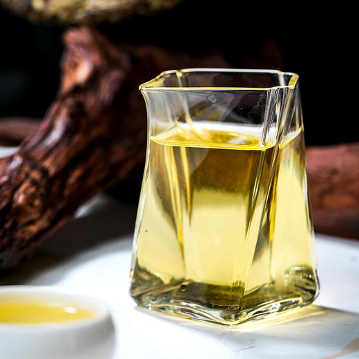 秋冬必备【福鼎白茶】【春水花香】2018年春寿眉大毫茶 ，七年标准化干仓储存；白茶不炒制，柔和更健康，源自正宗福鼎白茶喝的放心！300克/饼 8饼/提 商品图5