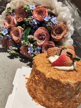 太好吃了，奶油特别细腻，小巧精致，分享方便