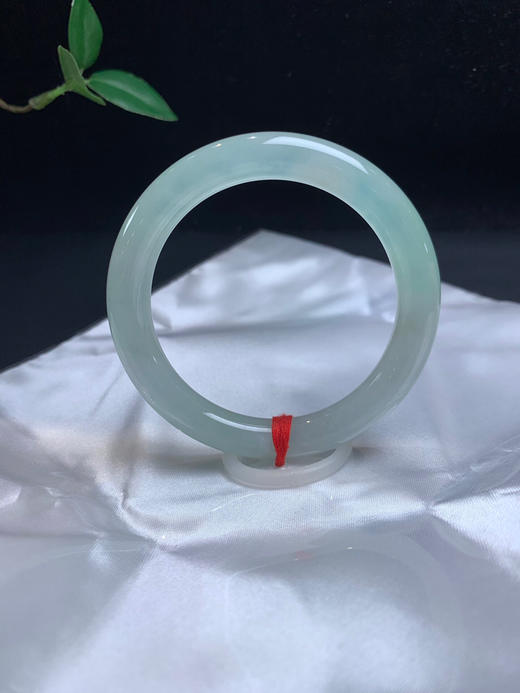 612452，54冰晴底细圆条，冰透秀气，整体带底色，有一截起光了，局部略有些棉感， 不影响 商品图0