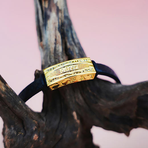 【现货】  足金999 5D工艺 宽面英文标手链男女同款配黑色皮绳【金重约2.59g】  【一物一广州省检标签】 商品图1