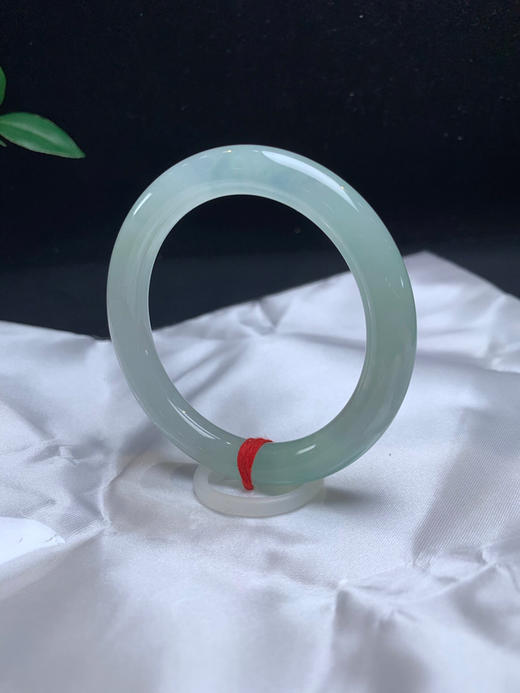 612452，54冰晴底细圆条，冰透秀气，整体带底色，有一截起光了，局部略有些棉感， 不影响 商品图2