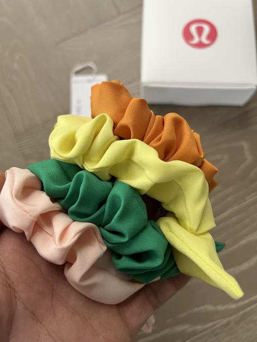 原单正品lululemon女士发圈，一盒四色！lulu连发圈都做的这么好看！提升生活品质的小物件，这款必入！既实用又好看！低调有品。戴上这个发圈心情也会变好 商品图3